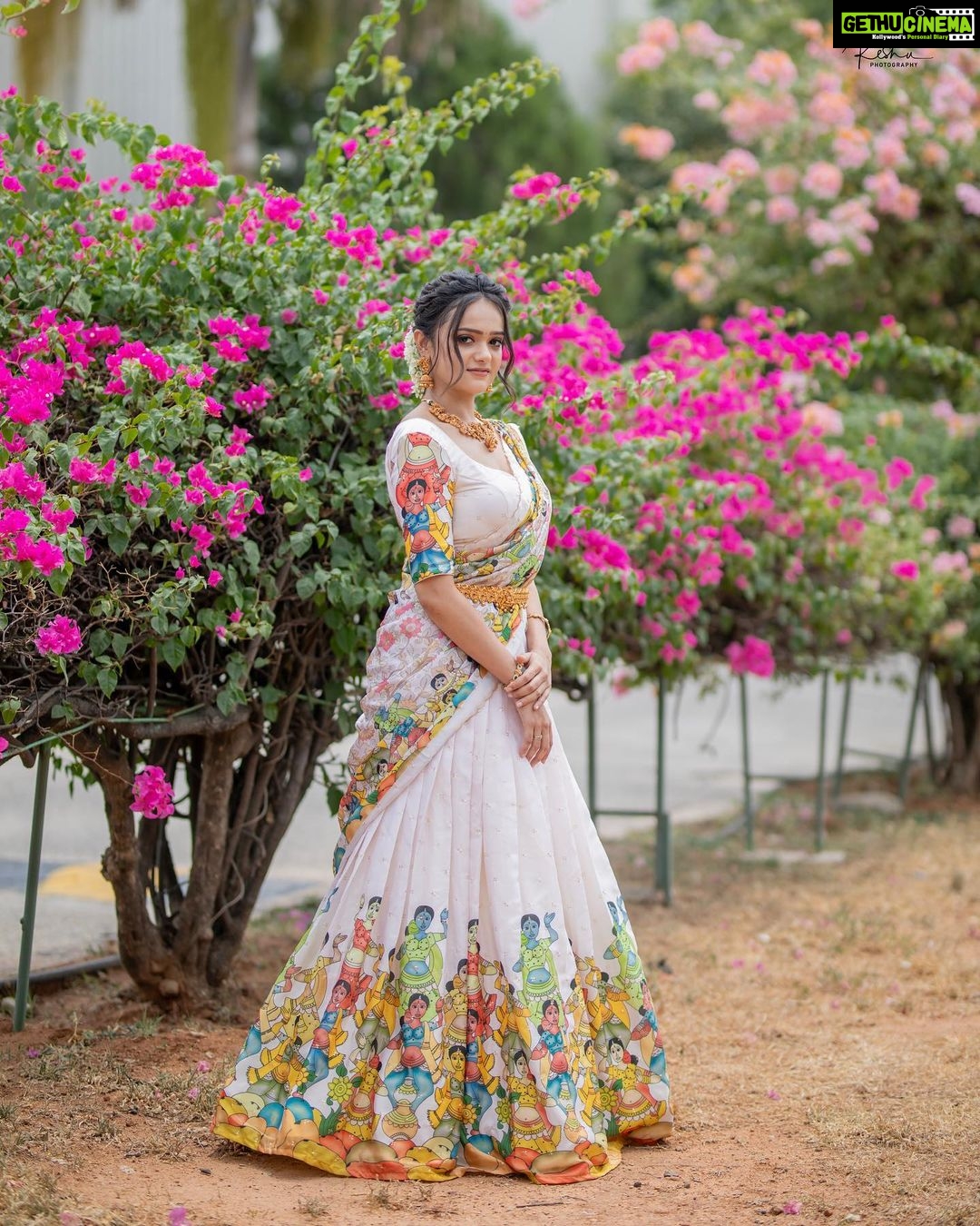 Sri Satya Instagram - Some pretty faces Grace to outfit tooo @sri_satya_ π Shot by @they_call_me_keshu @teamkeshuphotography Any enquiries drop a DM us Makup by @nagmakeovers rock Outfit @pattusareeswholesale π @kriyaah002 #pic #post #bigboss #satya #pose #look #lookdodia Hyderabad