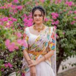 Sri Satya Instagram - Some pretty faces Grace to outfit tooo @sri_satya_ 💕 Shot by @they_call_me_keshu @teamkeshuphotography Any enquiries drop a DM us Makup by @nagmakeovers rock Outfit @pattusareeswholesale 💎 @kriyaah002 #pic #post #bigboss #satya #pose #look #lookdodia Hyderabad