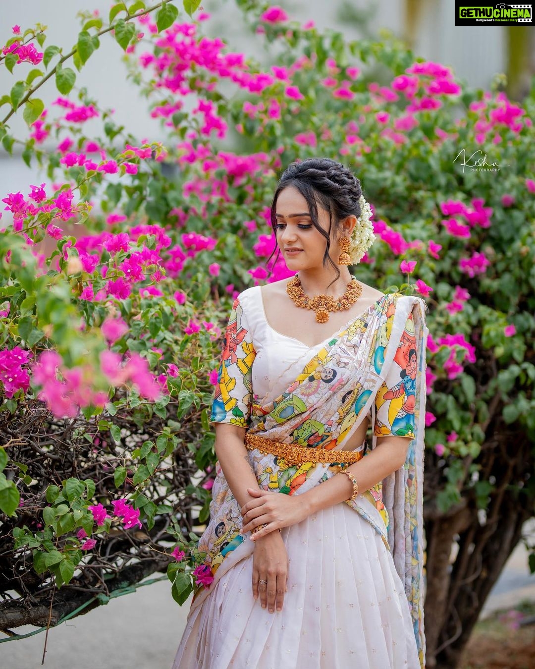 Sri Satya Instagram - Some pretty faces Grace to outfit tooo @sri_satya_ π Shot by @they_call_me_keshu @teamkeshuphotography Any enquiries drop a DM us Makup by @nagmakeovers rock Outfit @pattusareeswholesale π @kriyaah002 #pic #post #bigboss #satya #pose #look #lookdodia Hyderabad