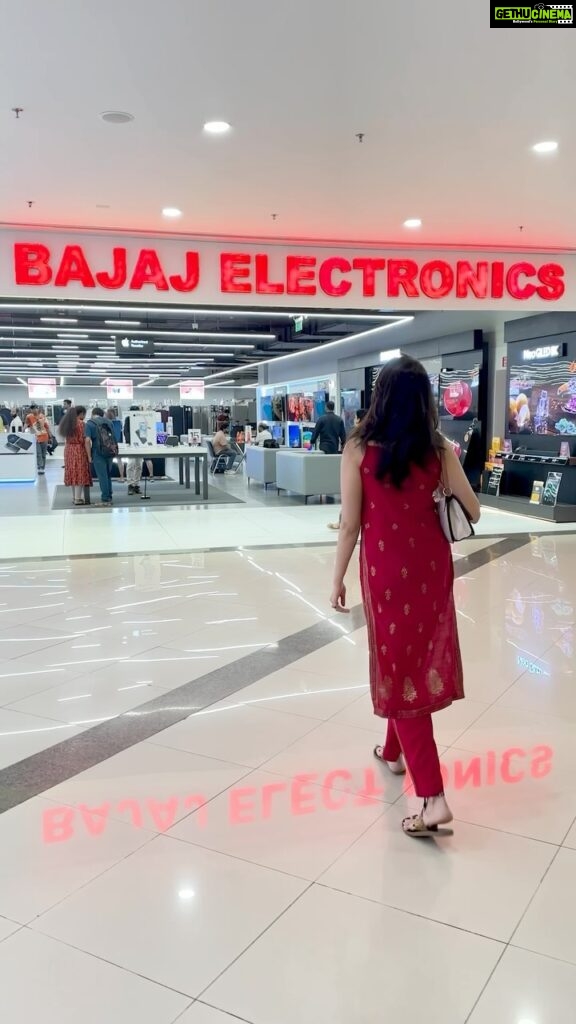 Sri Satya Instagram - My recent visit to Bajaj Electronics at Inorbit Mall left me genuinely impressed by their Diwali deals! What’s even more thrilling is the chance to shop and participate in “India’s Biggest Festive Offer” with the opportunity to win 1 crore rupees and 30 Alto K10 Cars! They also provide attractive cashback deals of up to 15% on major bank cards and offer convenient Easy EMI options. So, why wait!!! Rush to your nearest Bajaj Electronics store today and make the most of these incredible Diwali offers. #bajajelectronics #prize #festival #festiveoffer #deal #diwali #indiasbiggestfestiveoffer #winbigwithbajaj Inorbit Mall, Hitech City, Hyderabad