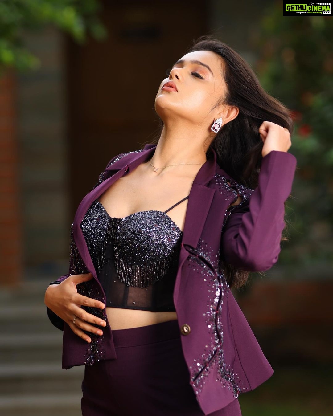 Sri Satya Instagram - 🔥 . . . 👗 @amulyakrishnacoutureofficial