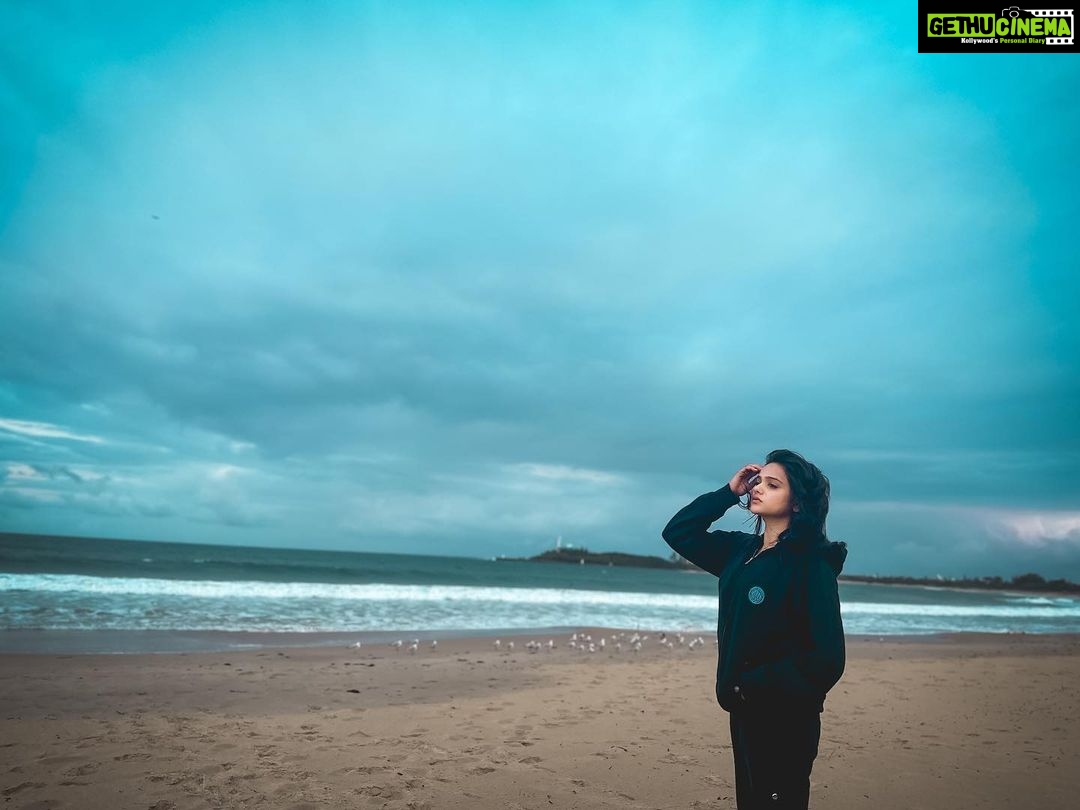 Sri Satya Instagram - The soul that sees beauty may sometimes walk alone. . 📸 @bharat_banday Mooloolaba, Queensland