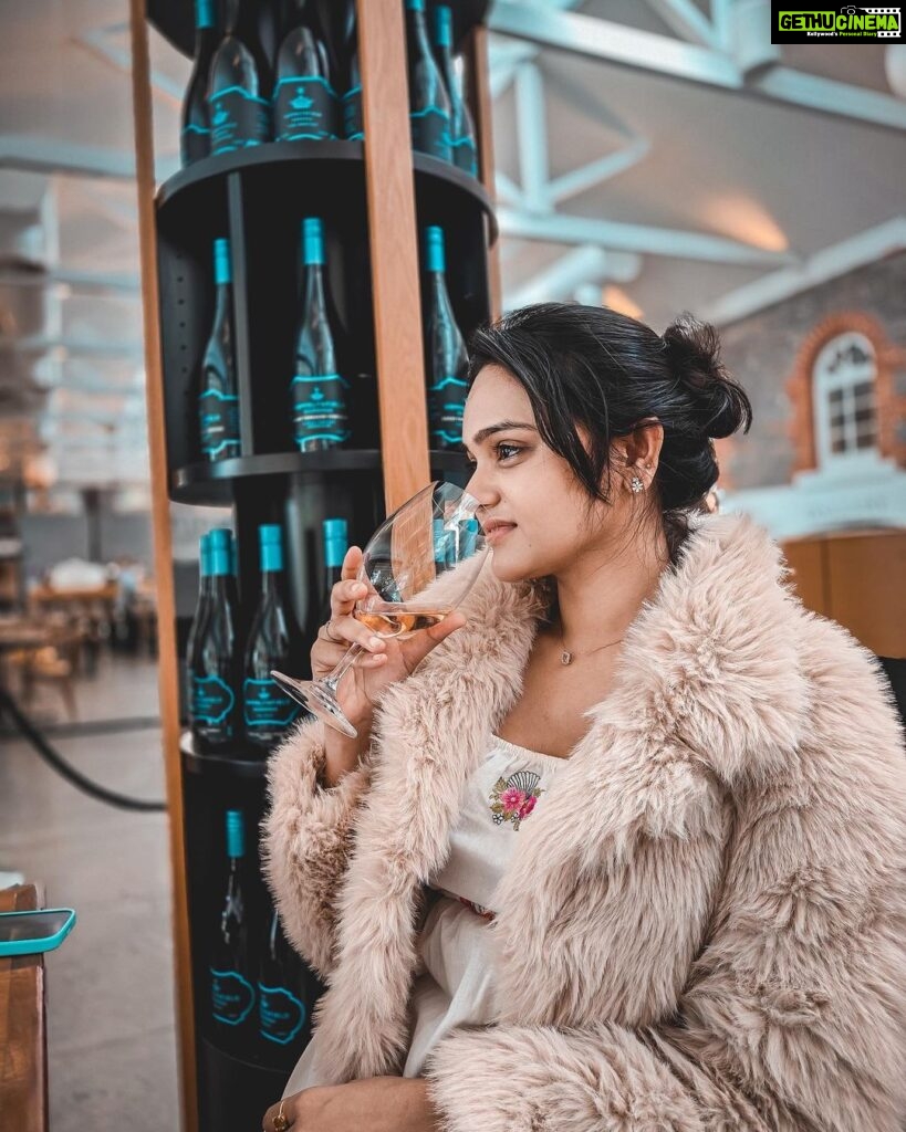 Sri Satya Instagram - For me a good day starts with coffee ☕ and ends with wine 🍷. . . . 📷 @bharat_banday 🐒 Seppeltsfield