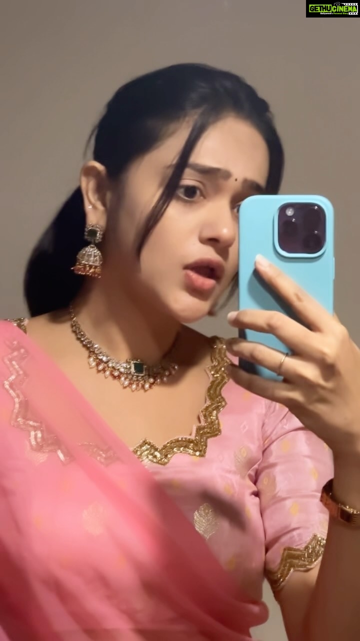 Sri Satya - 396.8K Likes - POV: When you don't have a boyfriend to praise you.
.
.
Vere option ledhhh mama! Manaki maname pogudukovali 😁
.
#mightdeletelater
Outfit: @elegant_threads_by_salma
Jewellery @elegant_jewellery_by_salmaazad