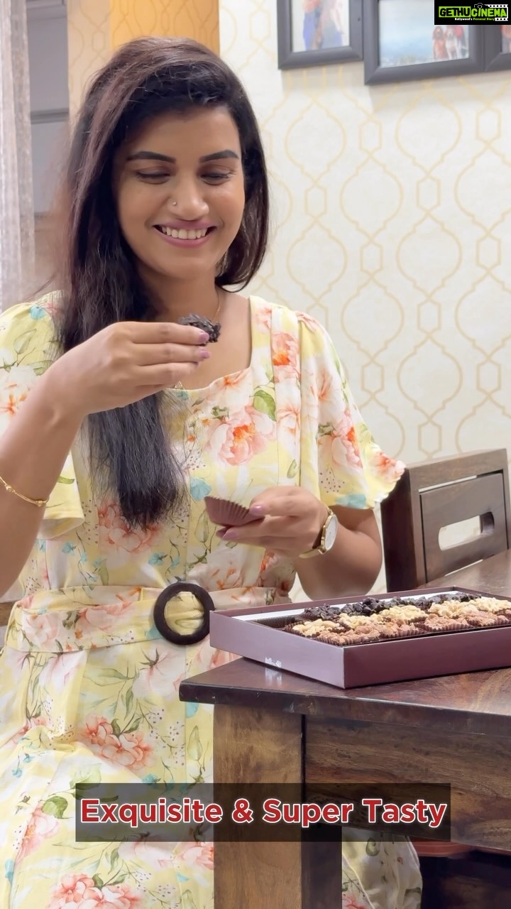 Sridevi Ashok Instagram - ZÜKÀ’s exquisite & delectable Chocolate Pakoras. Super crunchy, nutty with smooth Dark, Milk & White Chocolate. 🍫 Celebrate the goodness of nuts & Chocolate with ZÜKÀ’s Chocolate Pakoras. 💝 @zukachocolates Pondicherry’s #1️⃣Chocolates & Chocolate Desserts Boutique. Click the link to get Exclusive Chocolate Pakora Box Home delivered to you 🔗https://zukachocolates.com/product/chocolate-pakoras/ For Deliveries outside Pondicherry contact +91 97865 99854 Happiness is Chocolate Shaped 🍫 @zukachocolates