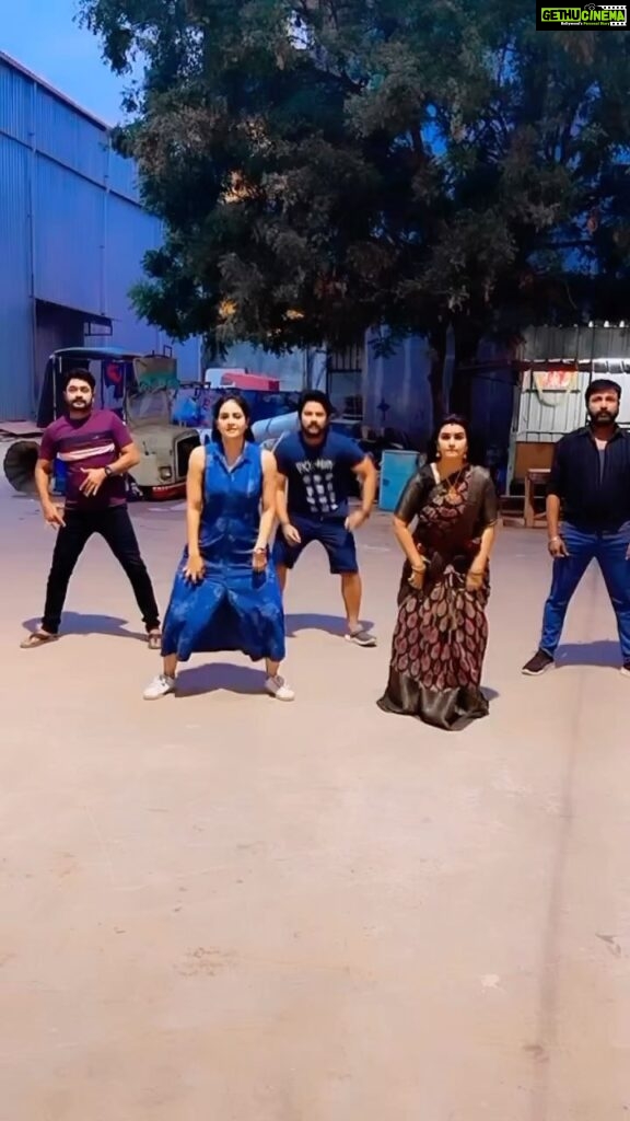 Sridevi Ashok Instagram - Synced it with an old video and its looks good , what do you think ?? #ponniserial #funatsets #serial #shootingday #behindthescenes #vijaytelevision #vijaytv #trendingsongs