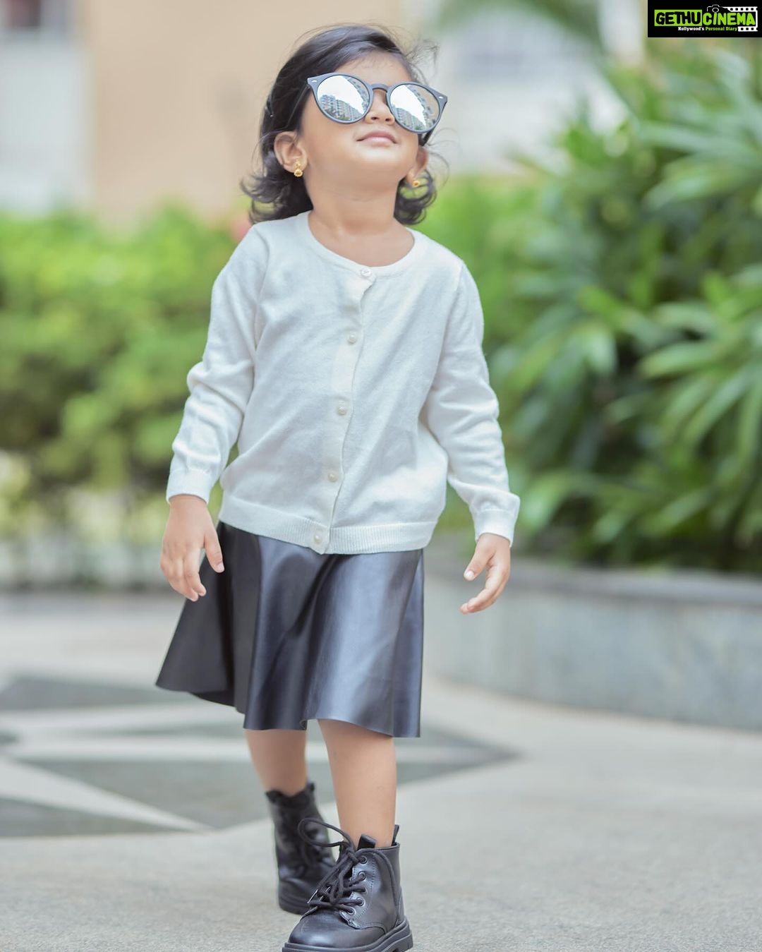 Sridevi Ashok Instagram - Happy Children’s Day 🫶❤️ @sitara_chintala The earth reveals its innocence through the smiles of children. A very warm wish for all the children on this special day. Photography : @rootzstudios #kidsphotography #childphotography #childrensday #kidsfashion #kidsdress #chennaikids