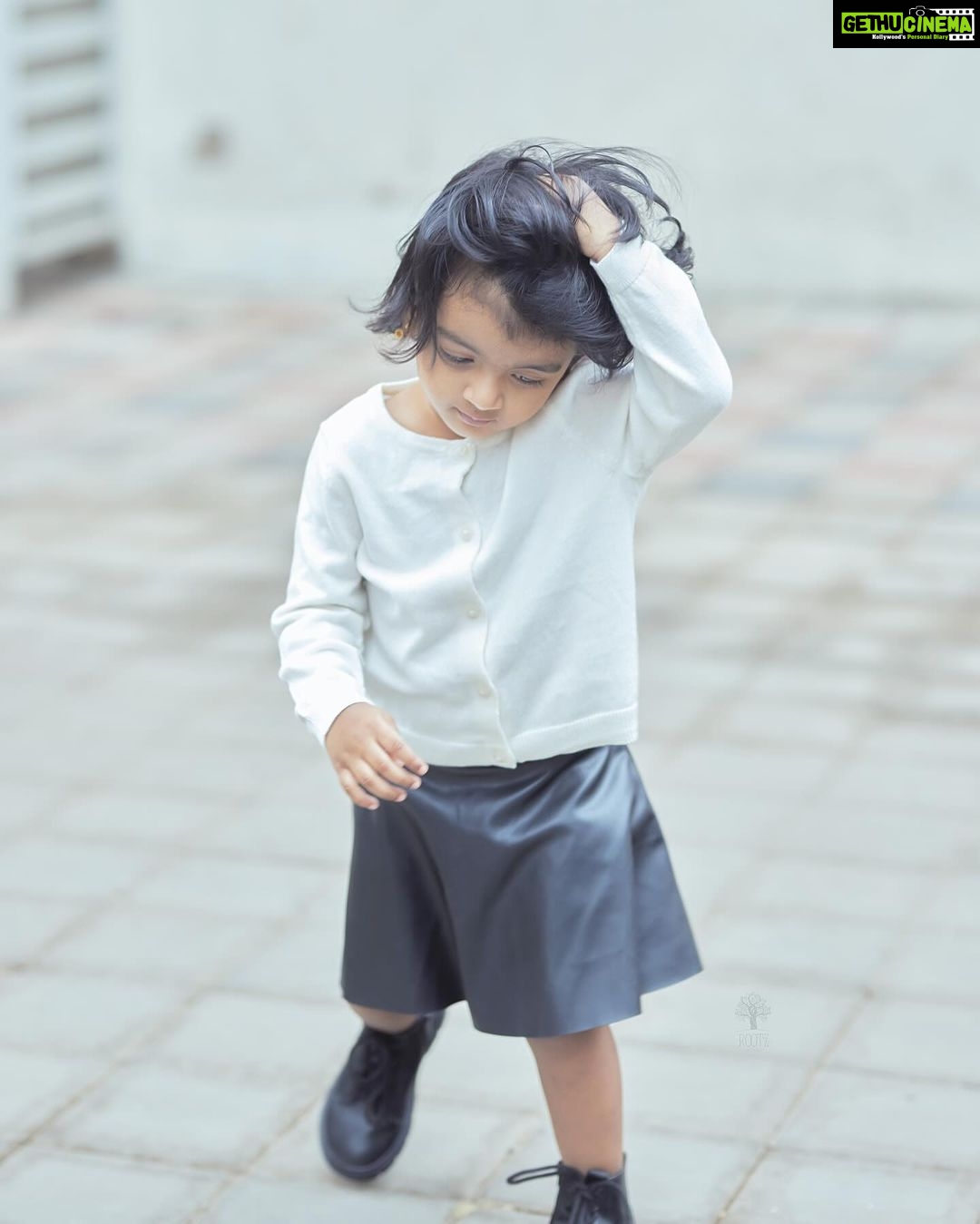 Sridevi Ashok Instagram - Happy Children’s Day 🫶❤️ @sitara_chintala The earth reveals its innocence through the smiles of children. A very warm wish for all the children on this special day. Photography : @rootzstudios #kidsphotography #childphotography #childrensday #kidsfashion #kidsdress #chennaikids