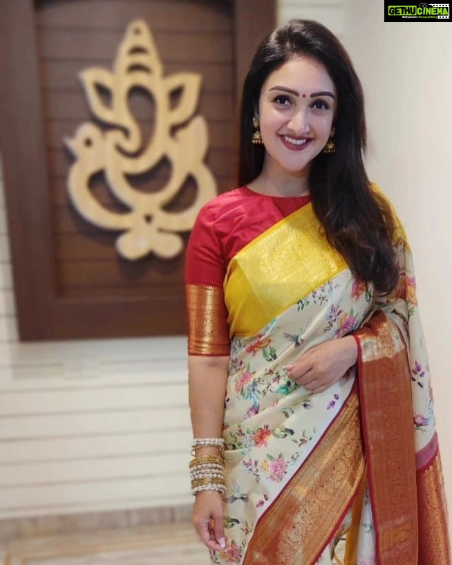 Sridevi Vijaykumar Instagram - Wishing you and your family a happy Dussehra ππ€ Saree :@omsai_pattusarees @omsai_designers . . . #dussehra #happydussehra #festival #festivewear #festivevibes #kanchisaree #pattusaree #saraswatipuja #ayudhapooja #vijayadashami #navaratri #celebration #sridevi #sridevivijaykumar