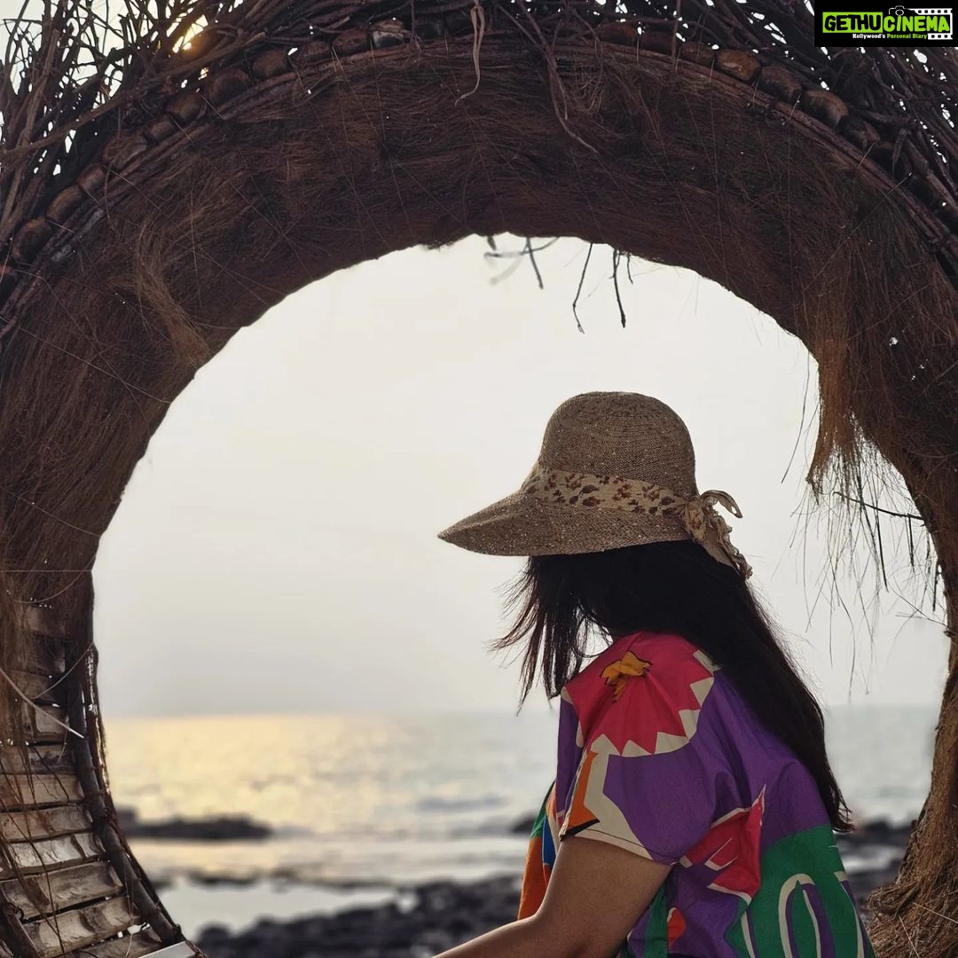 Sridevi Vijaykumar Instagram - "Say something positive and you will see something positive " Happy weekend❤️ #weekend#vibes#sunset#happytimes#positivequotes #positivethoughts #liveyourlife #beach#beachvibes# #loveit#live#laugh#dance
