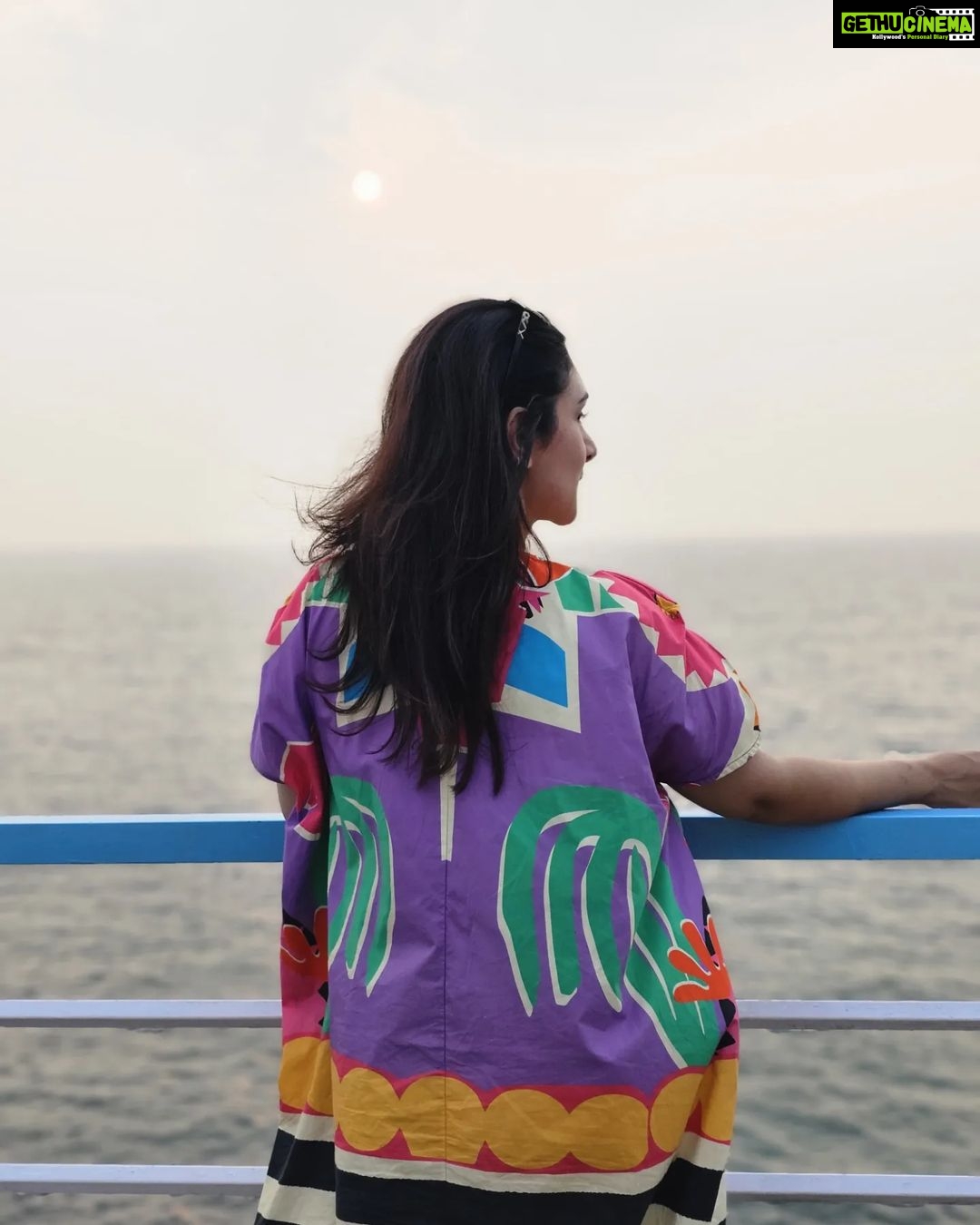 Sridevi Vijaykumar Instagram - "Say something positive and you will see something positive " Happy weekend❤️ #weekend#vibes#sunset#happytimes#positivequotes #positivethoughts #liveyourlife #beach#beachvibes# #loveit#live#laugh#dance