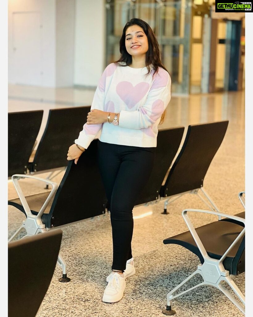 Srinisha Jayaseelan Instagram - Hello Dubai! 💜❤️😍 In love with this 💜 sweatshirt 💜❤️🧿 Dubai, United Arab Emirates