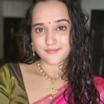 Sriranjani Sundaram Instagram - மத்தாப்பு மகிழ்ச்சி, இனிப்பு வகைகளுடன், தித்திக்கும் தீபாவளி வாழ்த்துக்கள்! உள்ளே இருக்கும் நெகடிவ் வைப்ஸ் சரவெடி போல் தூசி ஆகட்டும் !! பாசிட்டிவ் தாட்ஸ் ராக்கெட் போல் மேலும் மேலே போகட்டும் !!! #deepavali2023