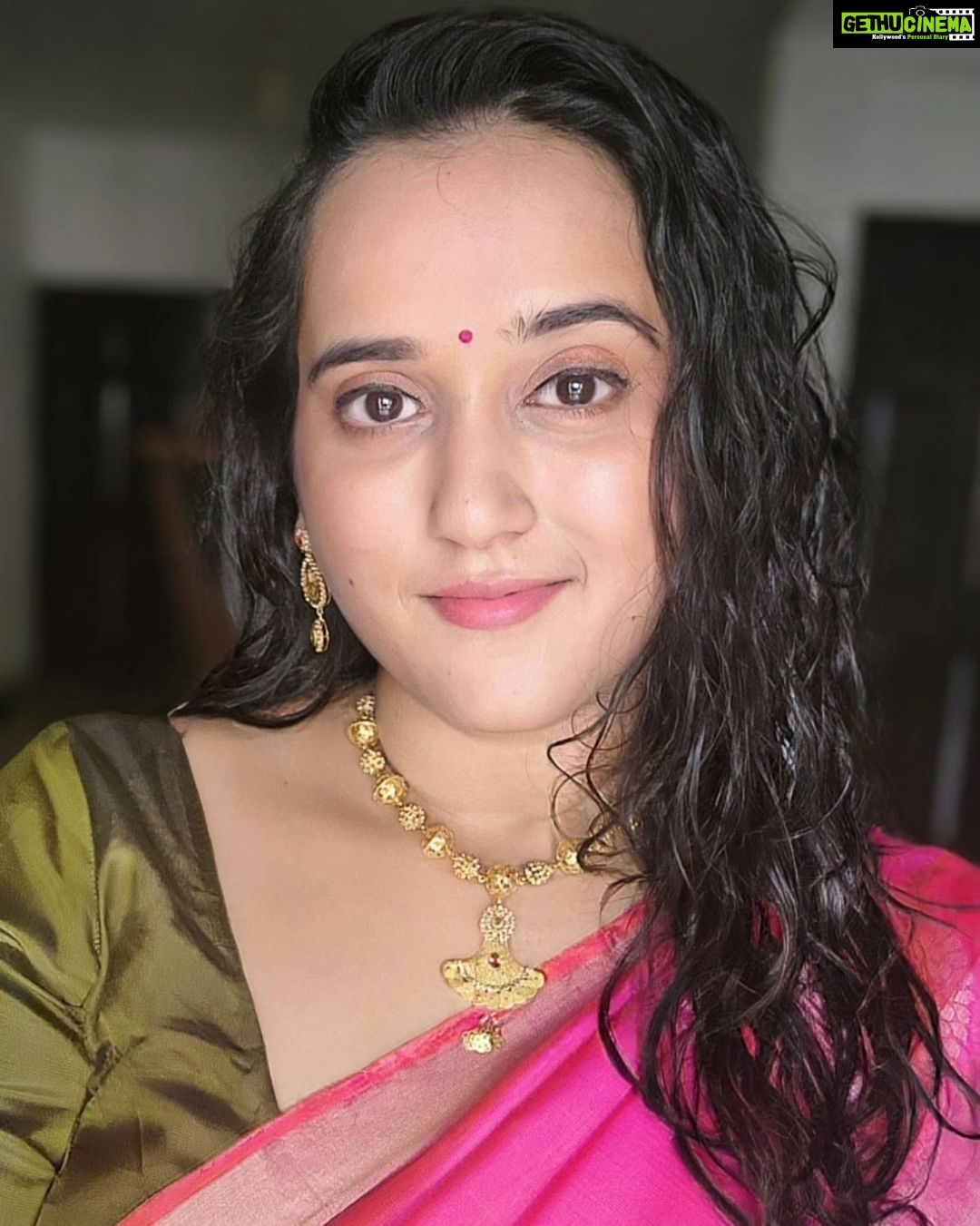 Sriranjani Sundaram Instagram - மத்தாப்பு மகிழ்ச்சி, இனிப்பு வகைகளுடன், தித்திக்கும் தீபாவளி வாழ்த்துக்கள்! உள்ளே இருக்கும் நெகடிவ் வைப்ஸ் சரவெடி போல் தூசி ஆகட்டும் !! பாசிட்டிவ் தாட்ஸ் ராக்கெட் போல் மேலும் மேலே போகட்டும் !!! #deepavali2023