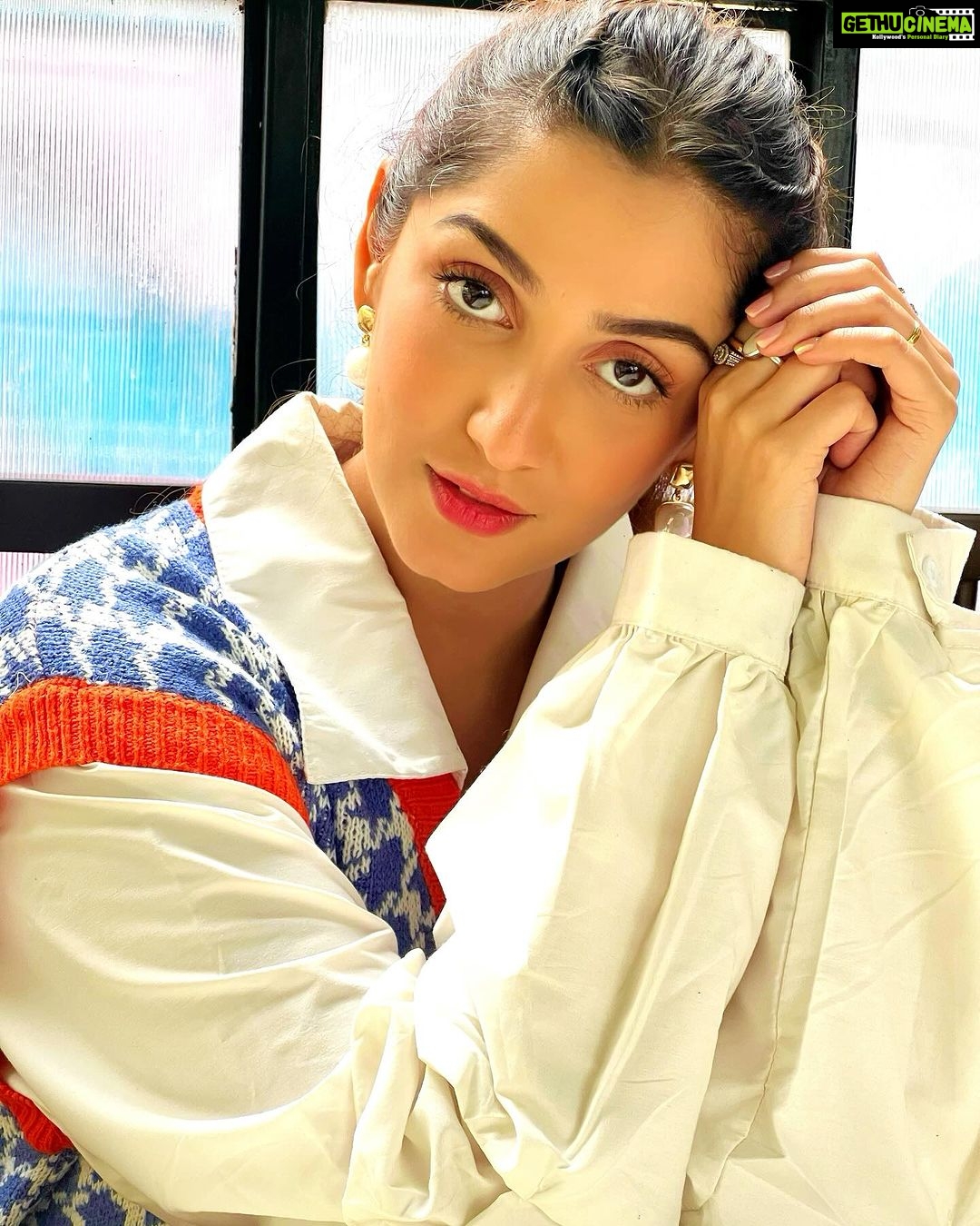 Srishti Jain Instagram - Finding elegance in the ordinary. 📷- @paramshiv . . . . . . . . . . . . . . . . . . . #elegance #retrovibes #photoshoot #innocence #gratitude #love #instagram #instagood #instadaily #instamood #makeup #softglam #eyes #explore #exploremore #newpost #postoftheday