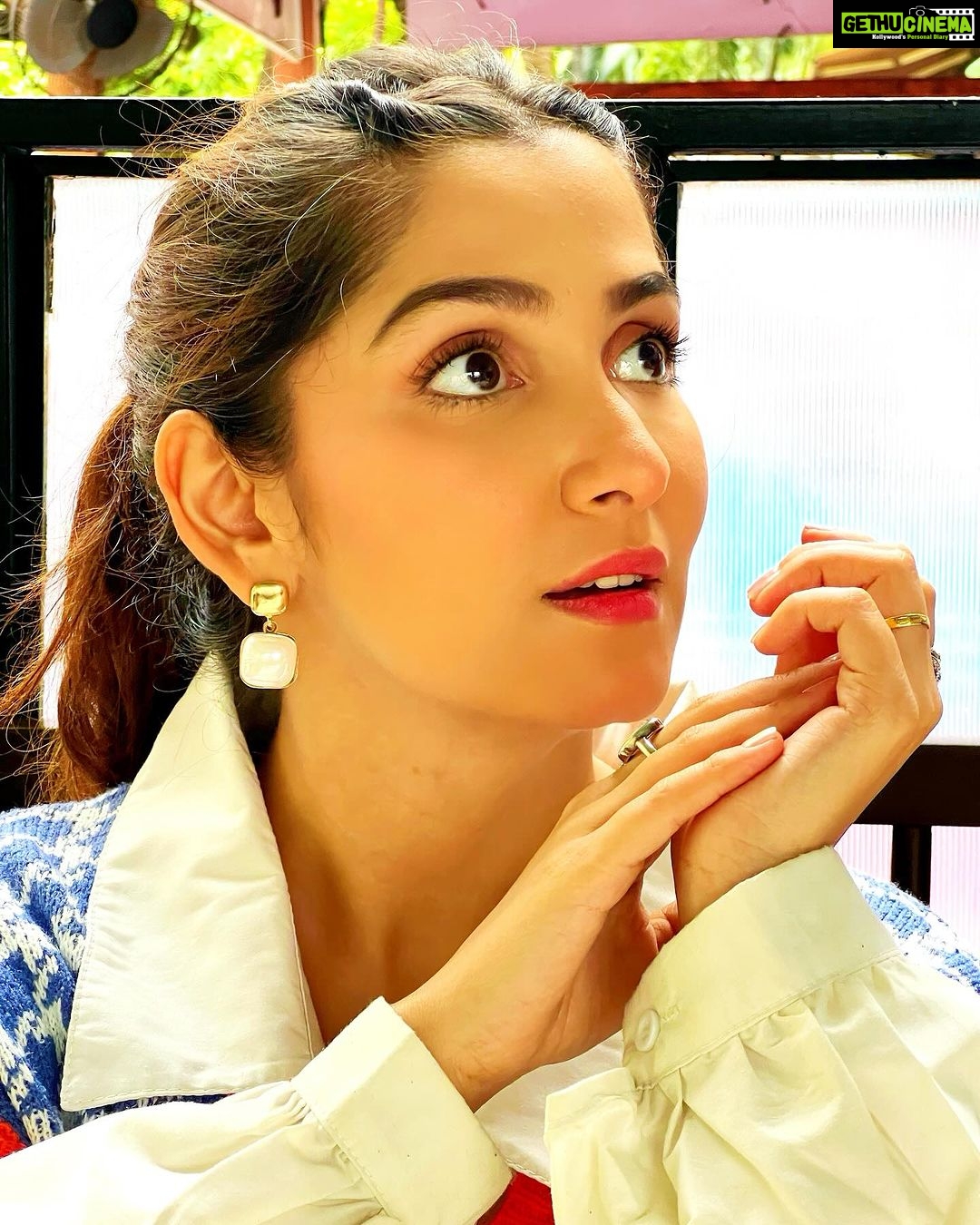 Srishti Jain Instagram - Finding elegance in the ordinary. 📷- @paramshiv . . . . . . . . . . . . . . . . . . . #elegance #retrovibes #photoshoot #innocence #gratitude #love #instagram #instagood #instadaily #instamood #makeup #softglam #eyes #explore #exploremore #newpost #postoftheday