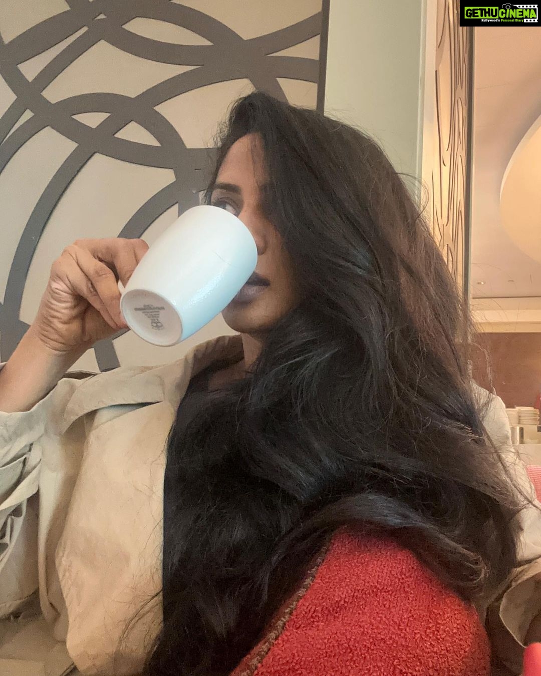 Sriya Reddy Instagram - Travelling with my parents after such a long time ! Also making them take some very ridiculous pictures 🤣 !