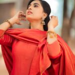 Srushti Dange Instagram - Just double tap 👈🏻🙏 @swethaindiranstylist @sindira_by_swethaindiran @makeup_by_kez @banuhairstylist @dhanush__photography
