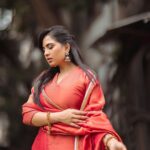 Srushti Dange Instagram - Just double tap 👈🏻🙏 @swethaindiranstylist @sindira_by_swethaindiran @makeup_by_kez @banuhairstylist @dhanush__photography