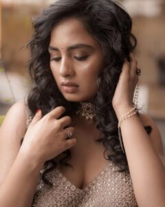 Srushti Dange Instagram - See you tonight at bb house Makkale 🪔🙏♥️

Styled by @puraniii 
MUA by @hairandmakeupbynive 
Photographer @camerasenthil
Jewellery @jewel_by_sankge