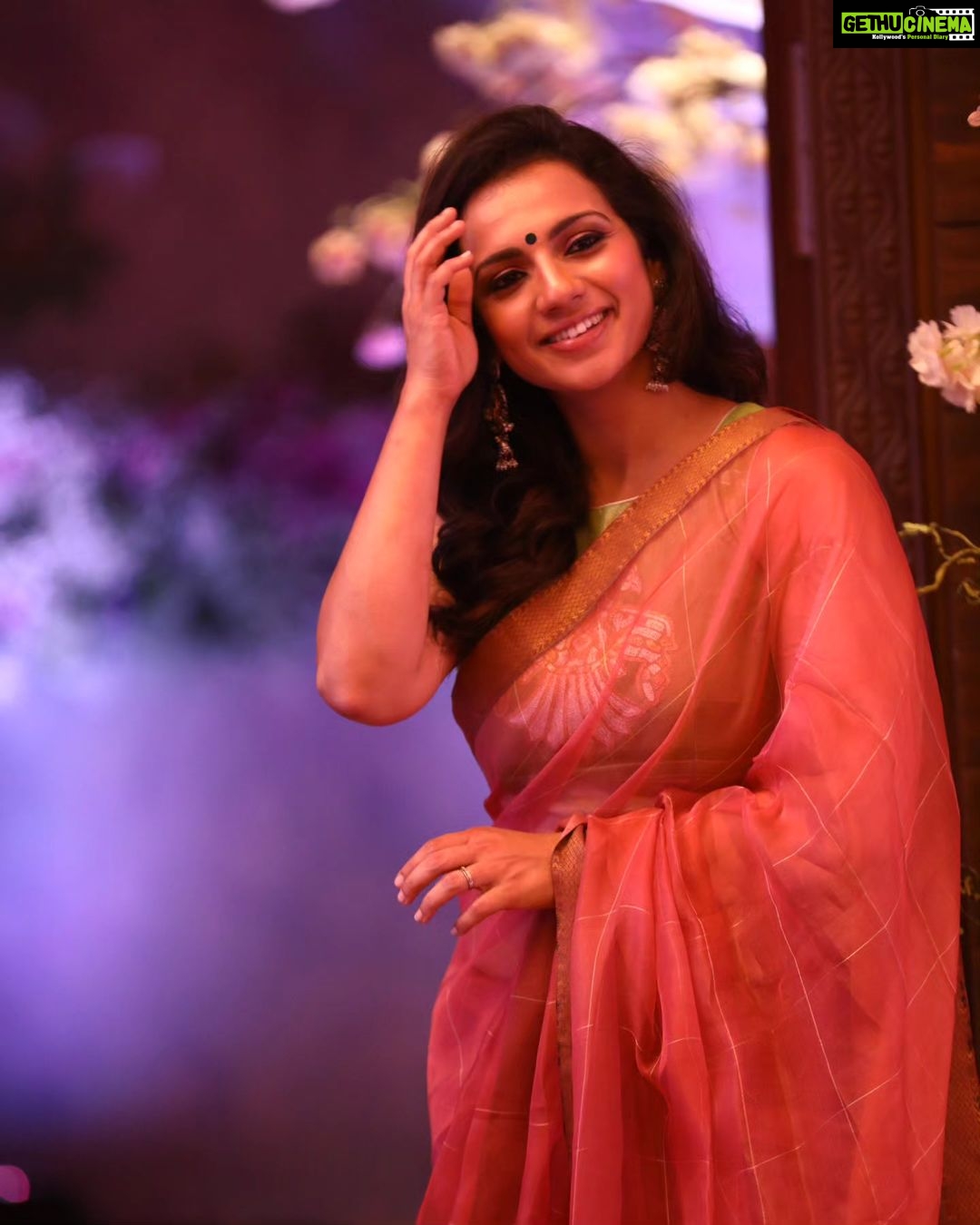 Sruthi Hariharan Instagram - Saree and blouse from @lathaputtanna Jewellery @citrinejewellery Styling @shashwatichandrashekar Make up @shivugowda2011 Hair @kammarishivarajchary #sareeday #anyday