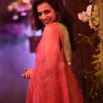 Sruthi Hariharan Instagram - More pictures from the same evening, with this song playing constantly in my head. I am the kind who gets into these obsessed zones, with one song, and would make sure it's playing everywhere around me (not sure if you know what i mean) ... Also let's all be someone's Visiri ... It's just the best feeling ever ❤️ Saree and blouse from @lathaputtanna . Jewellery @citrinejewellery Styled by @shashwatichandrashekar Make up by @shivugowda2011 Hair by @kammarishivarajchary Photos by @paaniphoto @divasphotography