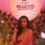 Sruthi Hariharan Instagram - More pictures from the same evening, with this song playing constantly in my head. I am the kind who gets into these obsessed zones, with one song, and would make sure it's playing everywhere around me (not sure if you know what i mean) ... Also let's all be someone's Visiri ... It's just the best feeling ever ❤️ Saree and blouse from @lathaputtanna . Jewellery @citrinejewellery Styled by @shashwatichandrashekar Make up by @shivugowda2011 Hair by @kammarishivarajchary Photos by @paaniphoto @divasphotography