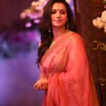 Sruthi Hariharan Instagram - More pictures from the same evening, with this song playing constantly in my head. I am the kind who gets into these obsessed zones, with one song, and would make sure it's playing everywhere around me (not sure if you know what i mean) ... Also let's all be someone's Visiri ... It's just the best feeling ever ❤️ Saree and blouse from @lathaputtanna . Jewellery @citrinejewellery Styled by @shashwatichandrashekar Make up by @shivugowda2011 Hair by @kammarishivarajchary Photos by @paaniphoto @divasphotography
