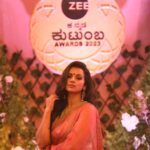 Sruthi Hariharan Instagram - More pictures from the same evening, with this song playing constantly in my head. I am the kind who gets into these obsessed zones, with one song, and would make sure it's playing everywhere around me (not sure if you know what i mean) ... Also let's all be someone's Visiri ... It's just the best feeling ever ❤️ Saree and blouse from @lathaputtanna . Jewellery @citrinejewellery Styled by @shashwatichandrashekar Make up by @shivugowda2011 Hair by @kammarishivarajchary Photos by @paaniphoto @divasphotography