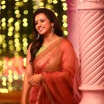 Sruthi Hariharan Instagram - More pictures from the same evening, with this song playing constantly in my head. I am the kind who gets into these obsessed zones, with one song, and would make sure it's playing everywhere around me (not sure if you know what i mean) ... Also let's all be someone's Visiri ... It's just the best feeling ever ❤️ Saree and blouse from @lathaputtanna . Jewellery @citrinejewellery Styled by @shashwatichandrashekar Make up by @shivugowda2011 Hair by @kammarishivarajchary Photos by @paaniphoto @divasphotography