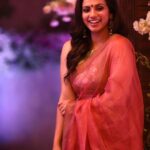 Sruthi Hariharan Instagram – More pictures from the same evening, with this song playing constantly in my head. I am the kind who gets into these obsessed zones, with one song, and would make sure it’s playing everywhere around me (not sure if you know what i mean) … 
Also let’s all be someone’s Visiri … It’s just the best feeling ever ❤️
Saree and blouse from @lathaputtanna .
Jewellery @citrinejewellery 
Styled by @shashwatichandrashekar 
Make up by @shivugowda2011 
Hair by @kammarishivarajchary 
Photos by @paaniphoto @divasphotography