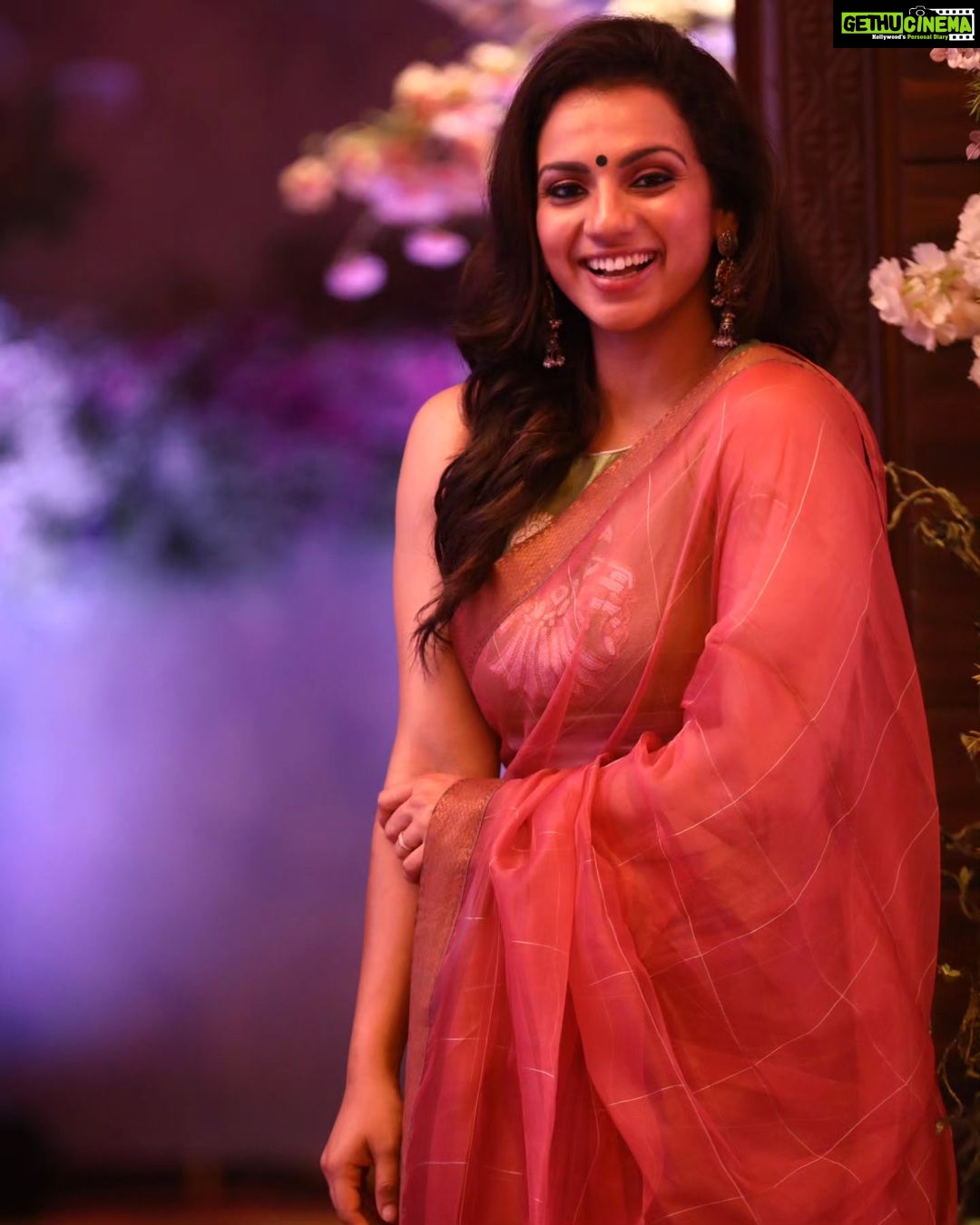 Sruthi Hariharan Instagram - More pictures from the same evening, with this song playing constantly in my head. I am the kind who gets into these obsessed zones, with one song, and would make sure it's playing everywhere around me (not sure if you know what i mean) ... Also let's all be someone's Visiri ... It's just the best feeling ever ❤️ Saree and blouse from @lathaputtanna . Jewellery @citrinejewellery Styled by @shashwatichandrashekar Make up by @shivugowda2011 Hair by @kammarishivarajchary Photos by @paaniphoto @divasphotography