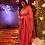 Sruthi Hariharan Instagram - More pictures from the same evening, with this song playing constantly in my head. I am the kind who gets into these obsessed zones, with one song, and would make sure it's playing everywhere around me (not sure if you know what i mean) ... Also let's all be someone's Visiri ... It's just the best feeling ever ❤️ Saree and blouse from @lathaputtanna . Jewellery @citrinejewellery Styled by @shashwatichandrashekar Make up by @shivugowda2011 Hair by @kammarishivarajchary Photos by @paaniphoto @divasphotography