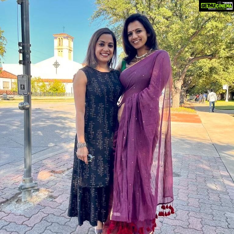 Sruthi Hariharan Instagram - One of those saree wearing days in a phoren country. Witnessed a beautiful concert filled with some epic Tamil songs and enjoyed it with three of my favourite people. @sirishaandavolu @gopiraji @rajeegopi #dallasstories Saree from @suta_bombay