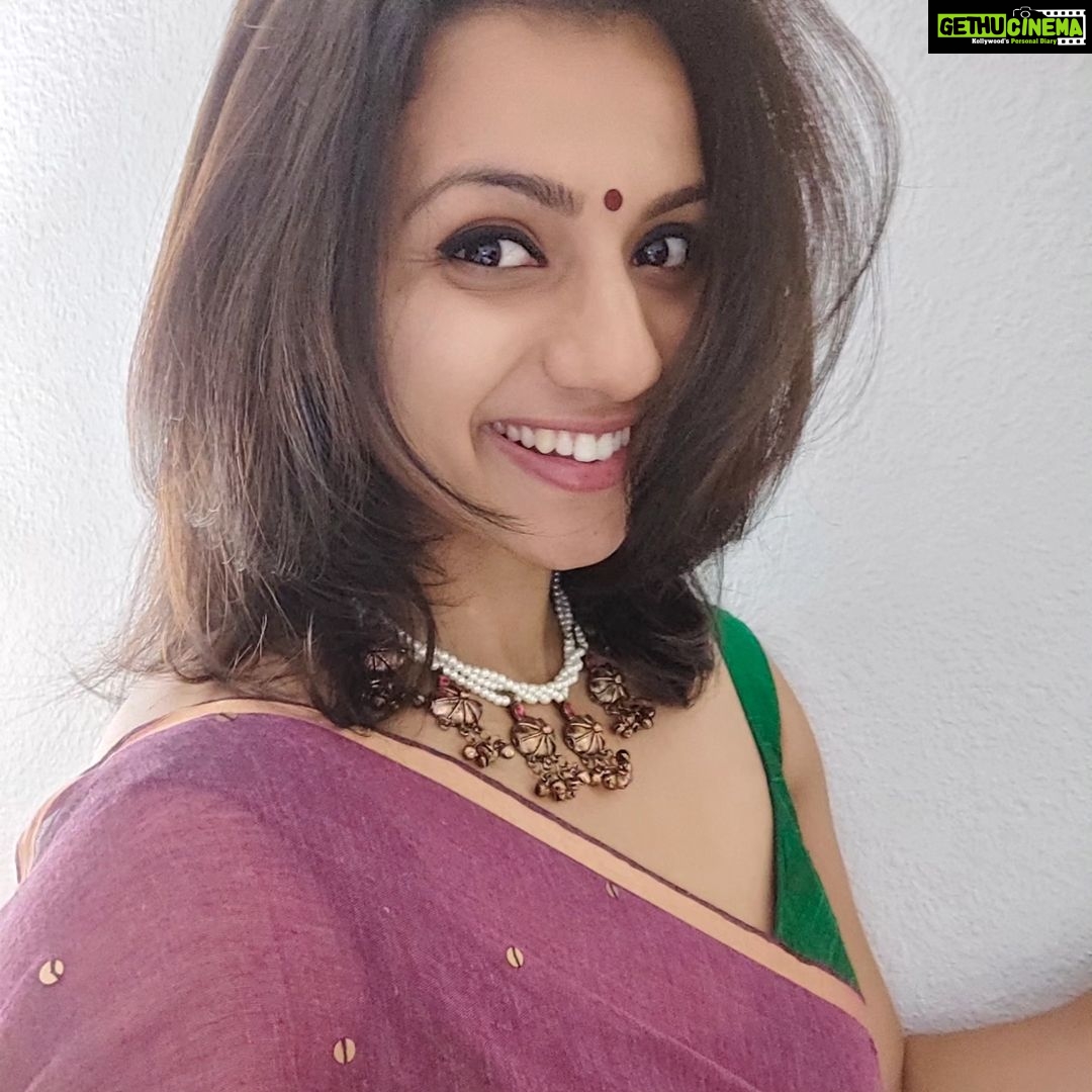 Sruthi Hariharan Instagram - One of those saree wearing days in a phoren country. Witnessed a beautiful concert filled with some epic Tamil songs and enjoyed it with three of my favourite people. @sirishaandavolu @gopiraji @rajeegopi #dallasstories Saree from @suta_bombay