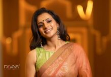 Sruthi Hariharan Instagram - Saree clad again - and loving every minute of it 😍 Thank you @lathaputtanna - it's an absolute pleasure to be wearing your brand - finally :) Jewellery from @citrinejewellery Styled by my little girl @shashwatichandrashekar Make up by the one and only @shivugowda2011 Hair by again, the one and only @kammarishivarajchary Photography by @divasphotography :) #zeekutumbaawards2023 #bigbindi