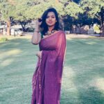 Sruthi Hariharan Instagram - One of those saree wearing days in a phoren country. Witnessed a beautiful concert filled with some epic Tamil songs and enjoyed it with three of my favourite people. @sirishaandavolu @gopiraji @rajeegopi #dallasstories Saree from @suta_bombay