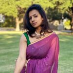 Sruthi Hariharan Instagram - One of those saree wearing days in a phoren country. Witnessed a beautiful concert filled with some epic Tamil songs and enjoyed it with three of my favourite people. @sirishaandavolu @gopiraji @rajeegopi #dallasstories Saree from @suta_bombay