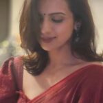 Sruthi Hariharan Instagram - The final look. And for the love of this song 💗 Saree and blouse from @suta_bombay Styled by @shashwatichandrashekar Make up by @foxtalebeauty Photo by the beautiful @aanita777 and Sudar #sareeforeverymood #heeriye