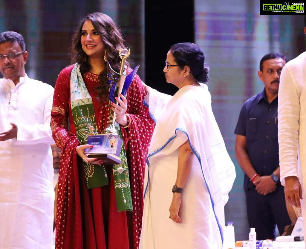 Subhashree Ganguly Instagram - It is an immense honor to receive “Mahanayak Shomman” & with great respect I thank our honourable chief minister @mamataofficial for always appreciating each of us artists & supporting each form of art. It only motivates us to do more & better everytime.