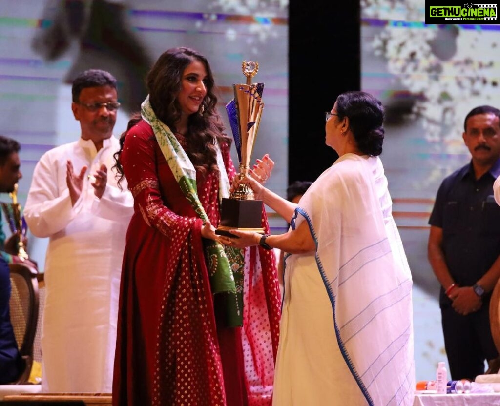 Subhashree Ganguly Instagram - It is an immense honor to receive “Mahanayak Shomman” & with great respect I thank our honourable chief minister @mamataofficial for always appreciating each of us artists & supporting each form of art. It only motivates us to do more & better everytime.