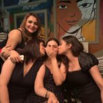 Subhashree Ganguly Instagram - With my Bengali belles….🫶🏻 #beautifulbeautiful x Kolkata