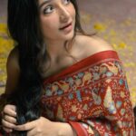 Subhashree Ganguly Instagram – মায়ার আতর নদীর বুকে; খোঁজ পেয়েছে
আঁজলা মেলে হাত পেতেছে আকাশ; আশায়।
কালবোশেখী’র পদ্য লেখে যেসব আঙুল 
তারা ভীষণ স্পর্শকাতর ভালোবাসায়…