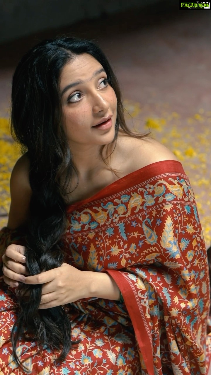 Subhashree Ganguly Instagram - মায়ার আতর নদীর বুকে; খোঁজ পেয়েছে আঁজলা মেলে হাত পেতেছে আকাশ; আশায়। কালবোশেখী’র পদ্য লেখে যেসব আঙুল তারা ভীষণ স্পর্শকাতর ভালোবাসায়...