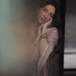 Subhashree Ganguly Instagram – অনেক দূরের আলেয়া বাড়িও জোৎস্নাময় আদর সেখানে পুরনো হয় না কোনো সময়!
.
.
.
.
.
Concept & Makeup @cocoballucci_ 
Click @dipayanmajumder92
Styling @sizaa92 @thankgod_itsfashion 
Assisted by @isuvosri13 
Saree @suta_bombay 
Hair @sarmistha1992 
.
.
#ethnic #bong #instalike #instagood #instamood #explore #love #peace