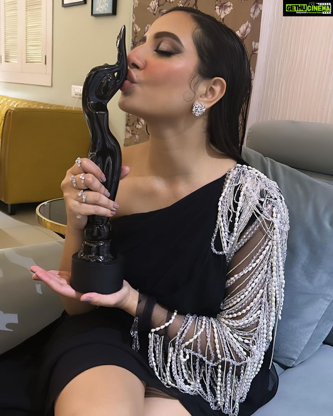 Subhashree Ganguly Instagram - This award is for all the #poulami’s out there. Thank you @parambratachattopadhyay @aritsen07 the entire team of #boudicanteen @filmfare @jiteshpillaai love you 😘 Thank you @rajchoco for your immense support n love ❤️