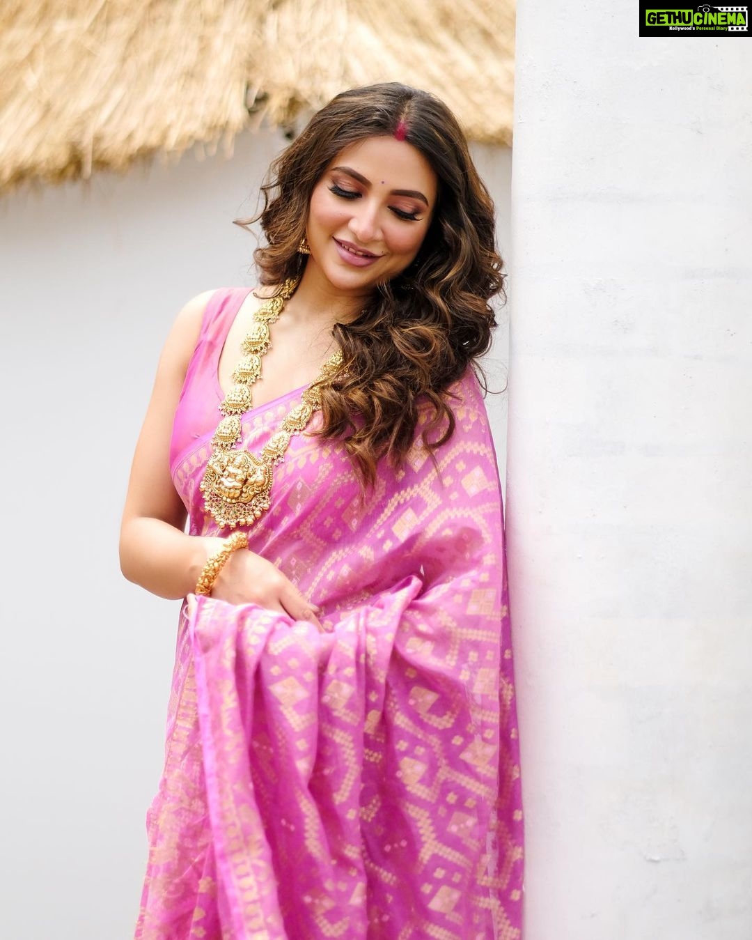 Subhashree Ganguly Instagram - πΌ πΆπ πΏπππ ππππΎππ ππ π·ππππ ππΎππ πΆ π»πππππ ππ π»πΎππ ππ½π πππππΉ ππΎππ½ ππ½π π»ππΆπππΆππΈπ ππ» πΏππ πΈ . . . . . . . #instagram #instagood #ootd #saree #sareelove #instafashion #fashionista #love #peace #joy