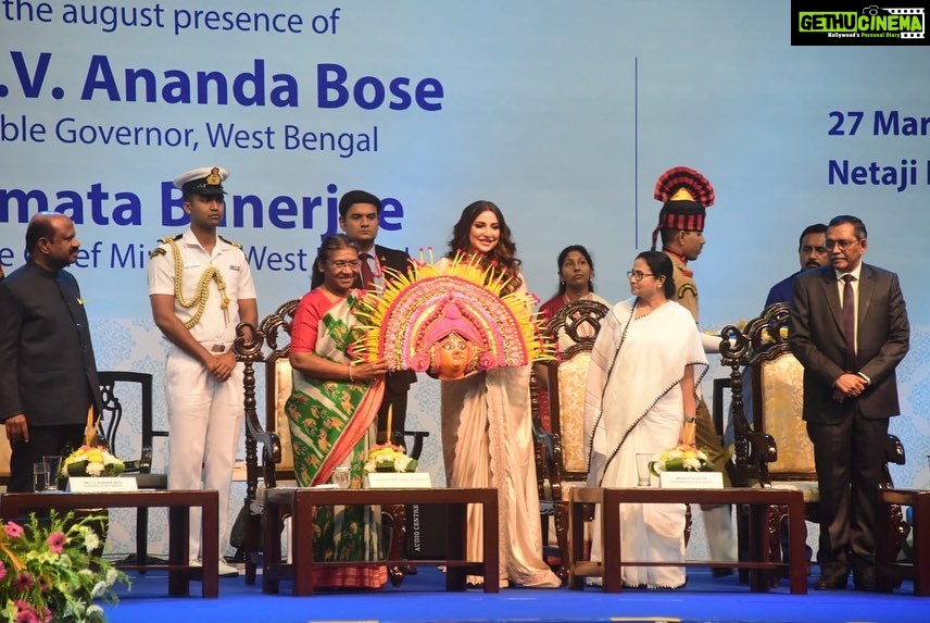 Subhashree Ganguly Instagram - What a privilege to be able to felicitate the President of India @draupadimurmuofficial_ in the presence of our beloved CM and Governor! Thank you H'onable Chief Minister @mamataofficial for this opportunity!