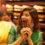Subhashree Rayaguru Instagram - Such a grand welcome at the launch of @emmadi_silver_jewellery 6th store launch at Kanchipuram Murugan Silk Shopping Mall. Thank you for inviting me for inaugural ceremony and heartiest congratulations!❤️🥳✨ Outfit @sravanthisuresh_boutique Photography @ayodhyaram_somarouthu . . . . . . . . #subbu #subhashree #biggboss #biggbosstelugu7 #biggbosstelugu #emmadi Hyderabad