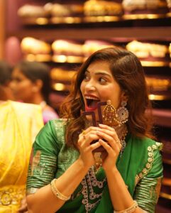 Subhashree Rayaguru Instagram - Such a grand welcome at the launch of @emmadi_silver_jewellery 6th store launch at Kanchipuram Murugan Silk Shopping Mall. Thank you for inviting me for inaugural ceremony and heartiest congratulations!❤️🥳✨
Outfit @sravanthisuresh_boutique 
Photography @ayodhyaram_somarouthu 
.
.
.
.
.
.
.
.
#subbu #subhashree #biggboss #biggbosstelugu7 #biggbosstelugu #emmadi
